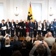 Bundespräsident Steinmeier hat anlässlich des Tages der Deutschen Einheit 16 Frauen und 9 Männer ausgezeichnet. | © Bundesregierung / Fotograf Guido Bergmann