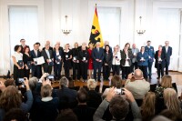 Bundespräsident Steinmeier hat anlässlich des Tages der Deutschen Einheit 16 Frauen und 9 Männer ausgezeichnet. | © Bundesregierung / Fotograf Guido Bergmann