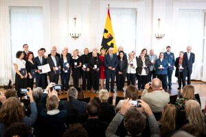 Bundespräsident Steinmeier hat anlässlich des Tages der Deutschen Einheit 16 Frauen und 9 Männer ausgezeichnet. | © Bundesregierung / Fotograf Guido Bergmann